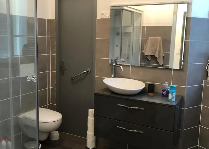 לינה וארוחת בוקר La Bernacaise 3*